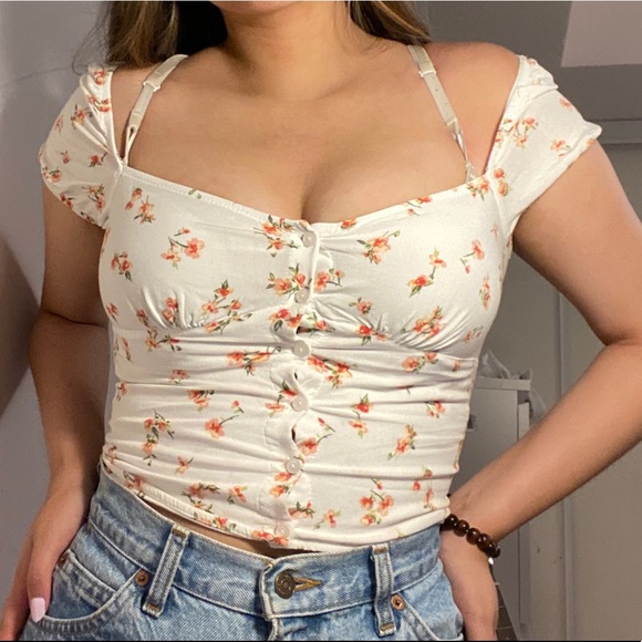 Bershka Tops - BOGO🦋 •BERSHKA by Zara floral floral crop top•